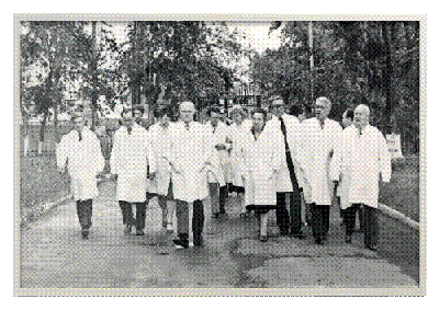 Министр здравоохранения России А.В. Трофимов (второй справа) осматривает больницу. Первый справа — главный врач К. Г. Ниренбург, 1972 год