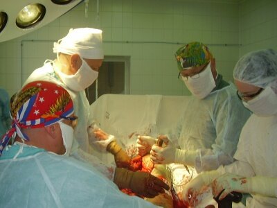 Врачи травматолого-ортопедического отделения Елькин В.И.,Замотай В.П. и Елькин Д.М. проводят операцию "Остеосинтез бедра и голени"